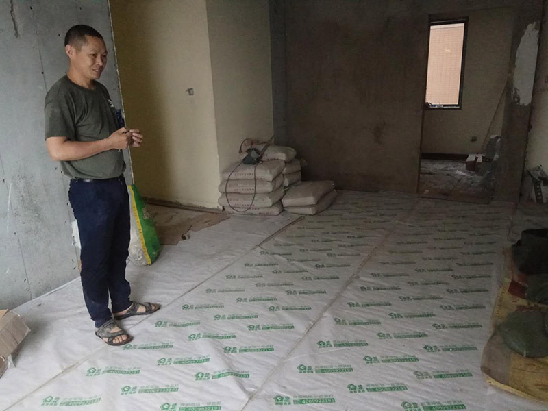 衛(wèi)生間防水及客廳地面保護(hù)：刷第一遍防水涂料。施工前確保工地干凈、干燥，防水涂料要涂滿，無遺漏，與基層結(jié)合牢固，無裂紋，無氣泡，無脫落現(xiàn)象。涂刷高度一致，厚度要達(dá)到產(chǎn)品規(guī)定要求。刷第二遍防水涂料。注意、第二遍防水涂料間需要有一定時間間隔，待遍涂料干透后才能進(jìn)行第二遍，具體時間視涂料而定。間隔時間太短，防水的效果會大打折扣。鋪保護(hù)層。為防止之后的施工破壞防水層，需在防水涂料表面鋪上保護(hù)層。保護(hù)層要完全覆蓋防水層，無遺漏，與基層結(jié)合牢固，無裂紋，無氣泡，無脫落現(xiàn)象。閉水試驗。閉水試驗時，地面點的水線不能低于2厘米，保存至少24小時，觀察無滲漏現(xiàn)象后方算合格。如有滲漏，需重做，切莫不能疏忽大意。