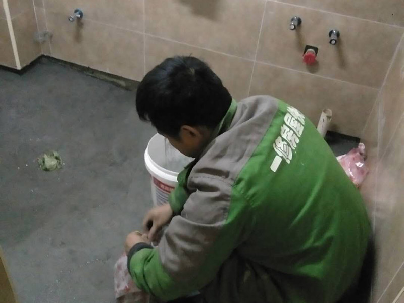 衛(wèi)生間做二次防水：首先，要用水泥砂漿將地面做平(特別是重新做裝修的房子)，然后再做防水處理。這樣可以避免防水涂料因薄厚不均或刺穿防水卷材而造成滲漏。墻體與地面之間的接縫以及上下水管道與地面的接縫處，是容易出現(xiàn)問題的地方。所以這些部位一定要格外注意，處理一定要細(xì)致，不能有絲毫的馬虎。為了達(dá)到較好的防水效果，一般衛(wèi)生間的墻面上也要做大約750px高的防水處理，防止積水洇透墻面。與浴缸相鄰的墻面，防水處理的高度也要比浴缸上沿高出一些，淋浴要達(dá)到4500px的高度。防水施工完畢后，要將衛(wèi)生間的所有下水道堵住，進(jìn)行注水試驗(yàn)。24小時(shí)后檢查，若衛(wèi)生間的四周墻面和地面沒有滲漏現(xiàn)象說明衛(wèi)生間防水質(zhì)量很好。反之，要找出漏點(diǎn)，進(jìn)行維修。