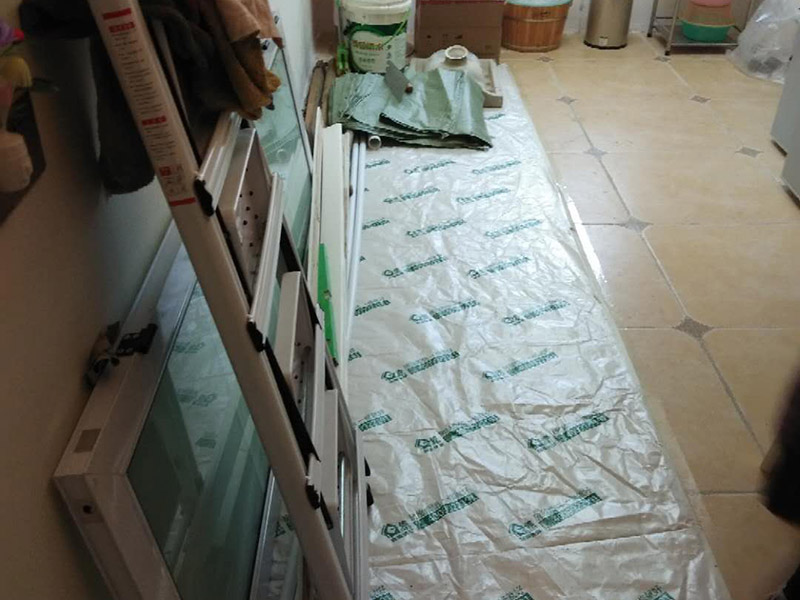 衛(wèi)生間做二次防水：首先，要用水泥砂漿將地面做平(特別是重新做裝修的房子)，然后再做防水處理。這樣可以避免防水涂料因薄厚不均或刺穿防水卷材而造成滲漏。墻體與地面之間的接縫以及上下水管道與地面的接縫處，是容易出現(xiàn)問題的地方。所以這些部位一定要格外注意，處理一定要細(xì)致，不能有絲毫的馬虎。為了達(dá)到較好的防水效果，一般衛(wèi)生間的墻面上也要做大約750px高的防水處理，防止積水洇透墻面。與浴缸相鄰的墻面，防水處理的高度也要比浴缸上沿高出一些，淋浴要達(dá)到4500px的高度。防水施工完畢后，要將衛(wèi)生間的所有下水道堵住，進(jìn)行注水試驗(yàn)。24小時(shí)后檢查，若衛(wèi)生間的四周墻面和地面沒有滲漏現(xiàn)象說明衛(wèi)生間防水質(zhì)量很好。反之，要找出漏點(diǎn)，進(jìn)行維修。