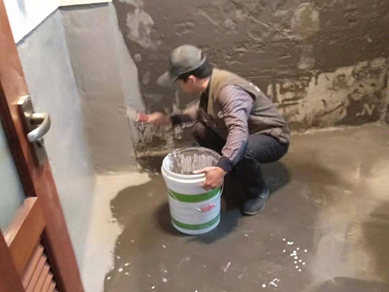 墻面刷防水維修：在涂刷防水涂層之前，先要清理墻面和地面。同時(shí)，要用連接的氣泵皮管吹盡陰角處的浮層；首先要量出防水層的高度并劃出基準(zhǔn)線；刷防水涂料時(shí)要先刷基準(zhǔn)線以下位置，并在墻面和地面連接陰角處刷成八字，上下交叉，交接處接應(yīng)有200mm，不得有漏刷情況出現(xiàn)。 墻角涂刷完成后，沿基準(zhǔn)線涂刷墻體：第一遍涂刷墻面時(shí)，應(yīng)上下縱向涂刷，第二遍涂刷墻體，應(yīng)左右橫向涂刷。 地面防水涂料的涂刷應(yīng)該從房間里側(cè)向門口涂刷，地面水管接口處尤其要仔細(xì)涂刷，不能有任何遺漏。