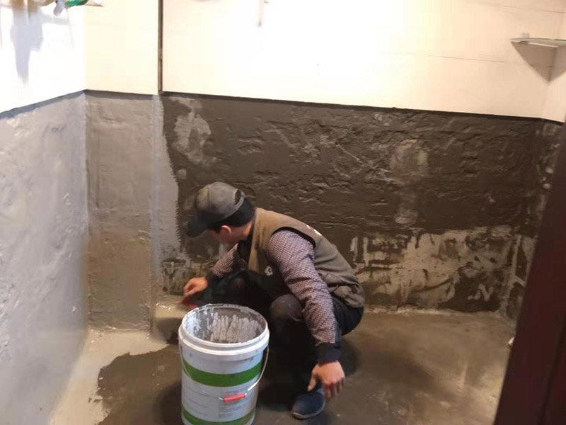 墻面刷防水維修：在涂刷防水涂層之前，先要清理墻面和地面。同時(shí)，要用連接的氣泵皮管吹盡陰角處的浮層；首先要量出防水層的高度并劃出基準(zhǔn)線；刷防水涂料時(shí)要先刷基準(zhǔn)線以下位置，并在墻面和地面連接陰角處刷成八字，上下交叉，交接處接應(yīng)有200mm，不得有漏刷情況出現(xiàn)。 墻角涂刷完成后，沿基準(zhǔn)線涂刷墻體：第一遍涂刷墻面時(shí)，應(yīng)上下縱向涂刷，第二遍涂刷墻體，應(yīng)左右橫向涂刷。 地面防水涂料的涂刷應(yīng)該從房間里側(cè)向門口涂刷，地面水管接口處尤其要仔細(xì)涂刷，不能有任何遺漏。