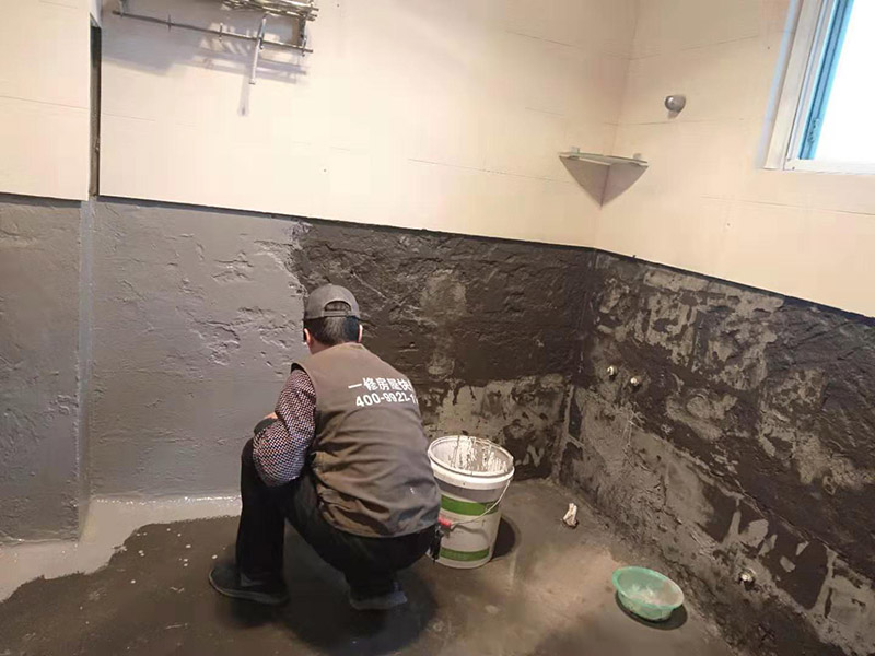 墻面刷防水維修：在涂刷防水涂層之前，先要清理墻面和地面。同時(shí)，要用連接的氣泵皮管吹盡陰角處的浮層；首先要量出防水層的高度并劃出基準(zhǔn)線；刷防水涂料時(shí)要先刷基準(zhǔn)線以下位置，并在墻面和地面連接陰角處刷成八字，上下交叉，交接處接應(yīng)有200mm，不得有漏刷情況出現(xiàn)。 墻角涂刷完成后，沿基準(zhǔn)線涂刷墻體：第一遍涂刷墻面時(shí)，應(yīng)上下縱向涂刷，第二遍涂刷墻體，應(yīng)左右橫向涂刷。 地面防水涂料的涂刷應(yīng)該從房間里側(cè)向門口涂刷，地面水管接口處尤其要仔細(xì)涂刷，不能有任何遺漏。