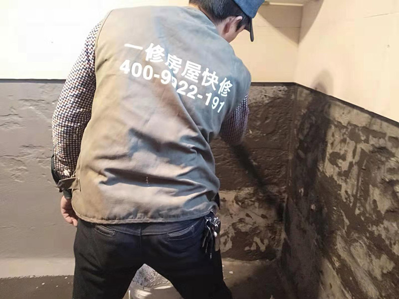 墻面刷防水維修：在涂刷防水涂層之前，先要清理墻面和地面。同時(shí)，要用連接的氣泵皮管吹盡陰角處的浮層；首先要量出防水層的高度并劃出基準(zhǔn)線；刷防水涂料時(shí)要先刷基準(zhǔn)線以下位置，并在墻面和地面連接陰角處刷成八字，上下交叉，交接處接應(yīng)有200mm，不得有漏刷情況出現(xiàn)。 墻角涂刷完成后，沿基準(zhǔn)線涂刷墻體：第一遍涂刷墻面時(shí)，應(yīng)上下縱向涂刷，第二遍涂刷墻體，應(yīng)左右橫向涂刷。 地面防水涂料的涂刷應(yīng)該從房間里側(cè)向門口涂刷，地面水管接口處尤其要仔細(xì)涂刷，不能有任何遺漏。