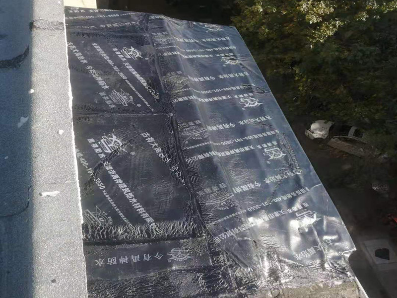陽(yáng)臺(tái)防水維修：先打開(kāi)防水涂料把一定量粉料倒入容器，并同時(shí)用攪拌鉆攪拌，充分?jǐn)嚢柚翢o(wú)沉淀的乳膠狀沒(méi)有發(fā)現(xiàn)生粉團(tuán)。拌勻后放了15分鐘左右后，再攪拌一下然后開(kāi)始施工。在操作過(guò)程中有時(shí)要攪拌下漿料、怕會(huì)沉淀。陽(yáng)臺(tái)需要在做完防水層之后做一層防水砂漿作為保護(hù)層,這樣可以保護(hù)防水層不被破壞!然后再用水泥增加一定厚度,貼瓷磚（注意這期間可以增加一道保溫層,這樣上下都可以做一層防水!）