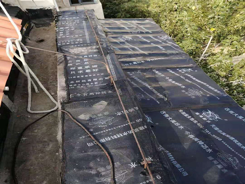 陽(yáng)臺(tái)防水維修：先打開(kāi)防水涂料把一定量粉料倒入容器，并同時(shí)用攪拌鉆攪拌，充分?jǐn)嚢柚翢o(wú)沉淀的乳膠狀沒(méi)有發(fā)現(xiàn)生粉團(tuán)。拌勻后放了15分鐘左右后，再攪拌一下然后開(kāi)始施工。在操作過(guò)程中有時(shí)要攪拌下漿料、怕會(huì)沉淀。陽(yáng)臺(tái)需要在做完防水層之后做一層防水砂漿作為保護(hù)層,這樣可以保護(hù)防水層不被破壞!然后再用水泥增加一定厚度,貼瓷磚（注意這期間可以增加一道保溫層,這樣上下都可以做一層防水!）