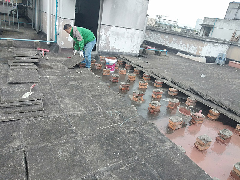 屋面防水施工：涂膜防水層依附于基層，基層質(zhì)量好壞，直接影響防水涂膜的質(zhì)量。因而在涂膜施工前，應(yīng)對基層進(jìn)行認(rèn)真的檢查和必要的處理，使之達(dá)到涂膜施工的要求。涂料的涂布應(yīng)采取“先高后低、先遠(yuǎn)后近、先立面后平面”的施工順序。同一屋面上先涂布排水比較集中的水落口、天溝、檐口等節(jié)點部位，再進(jìn)行大面積的涂布。用滾刷或毛刷均勻地涂刷多遍，直到達(dá)到規(guī)定的涂膜厚度要求，不得漏底，待涂層干固后，才能進(jìn)行下一道工序。當(dāng)多遍涂布時，每遍涂刷方向應(yīng)與上一遍方向相垂直。