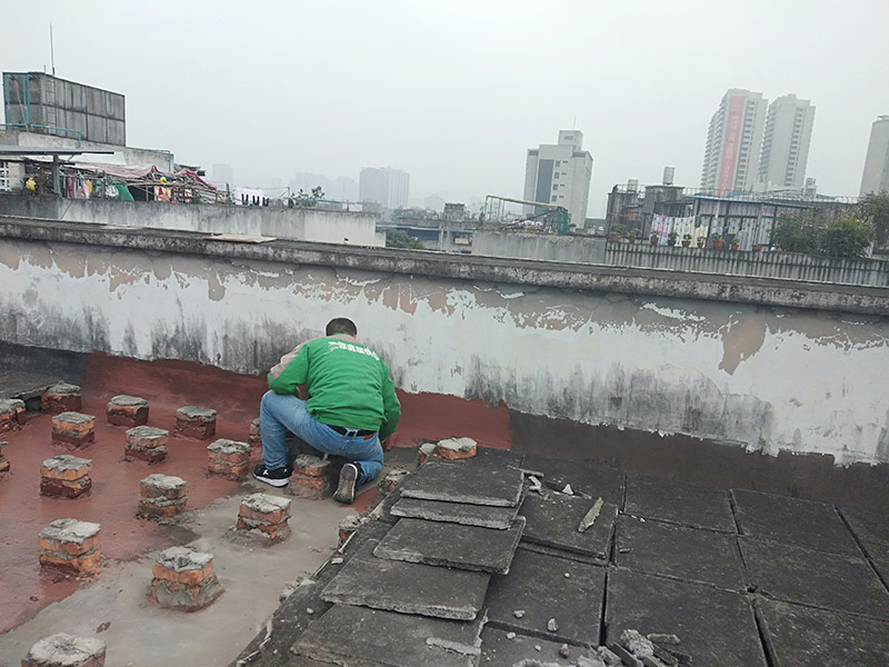 屋面防水施工：涂膜防水層依附于基層，基層質(zhì)量好壞，直接影響防水涂膜的質(zhì)量。因而在涂膜施工前，應(yīng)對基層進(jìn)行認(rèn)真的檢查和必要的處理，使之達(dá)到涂膜施工的要求。涂料的涂布應(yīng)采取“先高后低、先遠(yuǎn)后近、先立面后平面”的施工順序。同一屋面上先涂布排水比較集中的水落口、天溝、檐口等節(jié)點部位，再進(jìn)行大面積的涂布。用滾刷或毛刷均勻地涂刷多遍，直到達(dá)到規(guī)定的涂膜厚度要求，不得漏底，待涂層干固后，才能進(jìn)行下一道工序。當(dāng)多遍涂布時，每遍涂刷方向應(yīng)與上一遍方向相垂直。