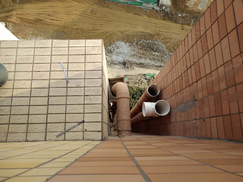 外墻管道漏水維修：首先需要去盡快解決的就是排水的問題，從這里就是要及時(shí)的去維修。一般排水管出現(xiàn)漏水的時(shí)候，都是比較的難以去檢修的，如果是在外側(cè)還好，如果是墻壁里面的話，那么還是需要去避免的。 1、找滲水的部位，鑿開外墻滲水區(qū)域，進(jìn)行檢測，找到滲水的根本原因，然后進(jìn)行處理。 2、如果是飄窗板上面滲水。這個(gè)時(shí)候就可以采用注漿法進(jìn)行修復(fù)，也可以用相同的墻體來好好修復(fù)。3、里面修復(fù)好后，外墻也需要修復(fù)，主要是用涂料修復(fù)，用防水膩?zhàn)铀?次后，然后按照其他的裝修工藝進(jìn)行施工。 4、仔細(xì)的找到墻體上門的空頭縫，墻體上門的孔洞，一一將它們進(jìn)行清除、填補(bǔ)。