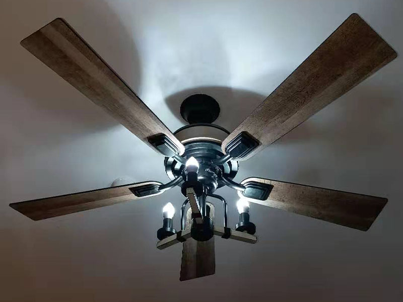 吊扇燈安裝：首先要使電路斷電，請拆下相應(yīng)的保險絲或使相應(yīng)斷路器跳閘。另外，您也可以操作總開關(guān)以切斷家里的總電源。從天花板上拆下原來的燈具。大多數(shù)燈具都使用螺栓或螺釘固定在天花板上，拆下蓋板后可斷開連接。在大多數(shù)家庭中，電路中有兩根線，燈具中有三根線。將黑線和黑線相連、白線和白線相連，然后將剩余的接地線(裸線或綠線)連接到金屬接線盒中或制造商建議的其他位置。使用接線螺母進行連接，并在連接后檢查是否牢固。