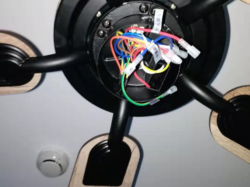 吊扇燈安裝：首先要使電路斷電，請拆下相應(yīng)的保險絲或使相應(yīng)斷路器跳閘。另外，您也可以操作總開關(guān)以切斷家里的總電源。從天花板上拆下原來的燈具。大多數(shù)燈具都使用螺栓或螺釘固定在天花板上，拆下蓋板后可斷開連接。在大多數(shù)家庭中，電路中有兩根線，燈具中有三根線。將黑線和黑線相連、白線和白線相連，然后將剩余的接地線(裸線或綠線)連接到金屬接線盒中或制造商建議的其他位置。使用接線螺母進行連接，并在連接后檢查是否牢固。