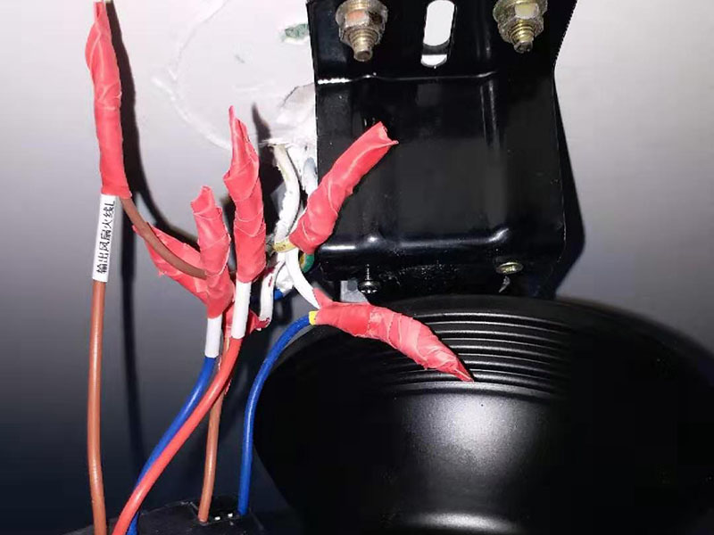 吊扇燈安裝：首先要使電路斷電，請拆下相應(yīng)的保險絲或使相應(yīng)斷路器跳閘。另外，您也可以操作總開關(guān)以切斷家里的總電源。從天花板上拆下原來的燈具。大多數(shù)燈具都使用螺栓或螺釘固定在天花板上，拆下蓋板后可斷開連接。在大多數(shù)家庭中，電路中有兩根線，燈具中有三根線。將黑線和黑線相連、白線和白線相連，然后將剩余的接地線(裸線或綠線)連接到金屬接線盒中或制造商建議的其他位置。使用接線螺母進行連接，并在連接后檢查是否牢固。