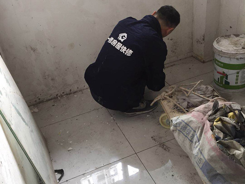浴室墻磚更換：鋪瓷磚的順序其實也是有不少講究的，鋪地磚的時候應該從內向外貼，遇到坡度或者有地漏的地方，還要注意排水方向找坡；墻面磚的鋪貼應該從下向上進行。為了最后的鋪貼效果美觀，最底層的瓷磚要最后貼；墻面磚鋪貼結束以后還要壓地磚。 這里要注意的是，貼瓷磚的時候不能一面墻貼到頂，否則由于瓷磚較重容易引起脫落。鋪好了地磚盡量不要去踩。