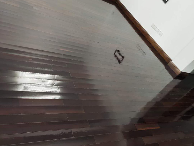 地板保養(yǎng)打蠟：首先不是所有的地板都是有需要打蠟保養(yǎng)的，強(qiáng)化地板就是不需要打蠟的。它是分為了耐磨層、基材層和底層三層結(jié)合成的。表層耐磨層為三氧化二鋁，具有較高的耐磨性和防護(hù)性，因此相對于實(shí)木等其他地板，強(qiáng)化地板的表層本身保護(hù)比較嚴(yán)實(shí)，不需要“多此一舉”。 很多人認(rèn)為打蠟時，越多蠟越好，其實(shí)這個是很大的誤區(qū)。如果是用蠟過多，反而因?yàn)榭p隙填滿太多而影響美觀，還有可能會造成也拋光不勻，直接影響了地板亮度。所以只要用適當(dāng)?shù)挠靡恍┫灳蛪蛄?，而且地板打蠟也不是越頻繁越好，一般實(shí)木地板隔半年打一次即可。