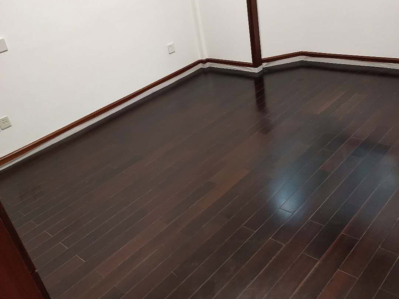 地板保養(yǎng)打蠟：首先不是所有的地板都是有需要打蠟保養(yǎng)的，強(qiáng)化地板就是不需要打蠟的。它是分為了耐磨層、基材層和底層三層結(jié)合成的。表層耐磨層為三氧化二鋁，具有較高的耐磨性和防護(hù)性，因此相對于實(shí)木等其他地板，強(qiáng)化地板的表層本身保護(hù)比較嚴(yán)實(shí)，不需要“多此一舉”。 很多人認(rèn)為打蠟時，越多蠟越好，其實(shí)這個是很大的誤區(qū)。如果是用蠟過多，反而因?yàn)榭p隙填滿太多而影響美觀，還有可能會造成也拋光不勻，直接影響了地板亮度。所以只要用適當(dāng)?shù)挠靡恍┫灳蛪蛄?，而且地板打蠟也不是越頻繁越好，一般實(shí)木地板隔半年打一次即可。