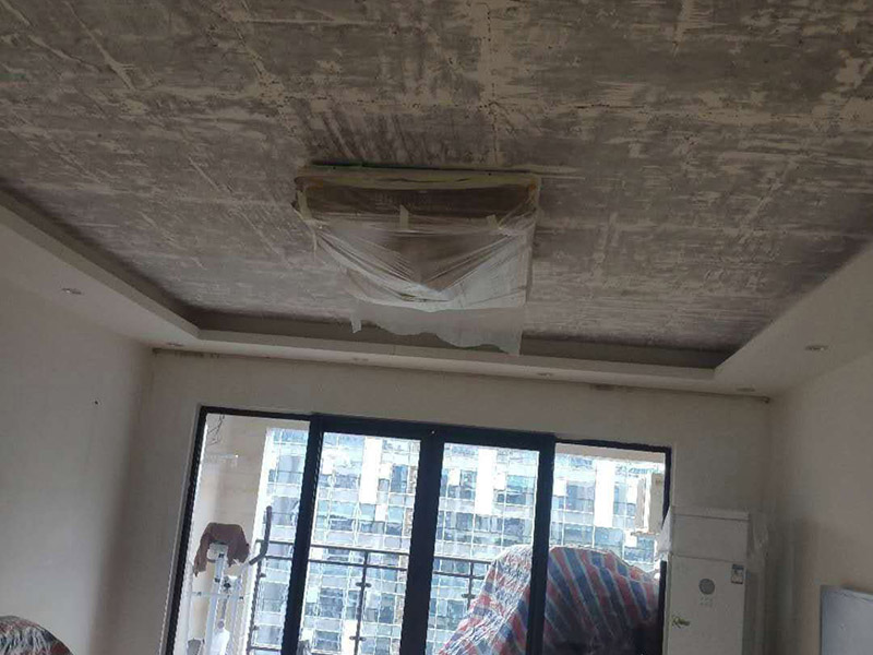 客廳頂面粉刷翻新：首先做基層處理：用膩?zhàn)幼鰤γ婊鶎优健?接著要選擇一款質(zhì)量信得過(guò)的乳膠漆底漆。最后進(jìn)行墻布基膜的涂刷。做完這些，就可以在墻面上粘貼喜的壁紙了。 刷基膜的好處還在于以后換壁紙后方便，舊壁紙撕下后，墻面完好。它能滲入基面，使基面更堅(jiān)固、耐久，同時(shí)又不受基面、水分、潮氣及堿性物質(zhì)的影響，不致基面粉化。 水泥墻面也不可以直接刷涂料。即使墻面摸起來(lái)十分平滑，如果墻面沒(méi)有進(jìn)行處理，直接刷涂料的話以后會(huì)出現(xiàn)裂痕、起皮、空鼓的現(xiàn)象。而且直接涂刷涂料，會(huì)蓋不住水泥墻的底色。 所以要先在水泥墻面涂刷界面劑，然后再進(jìn)行找平處理，確定墻面的平整度小于4mm。最后在批刮兩遍耐水膩?zhàn)?。批刮完耐水膩?zhàn)又?，粉刷涂料就好。膩?zhàn)涌梢哉谏w水泥的灰色。