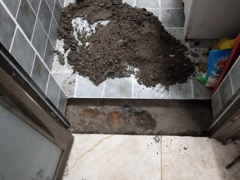 門檻石更換安裝：讓瓦工用切割機沿著大理石的邊口（縫隙）切割，然后用榔頭砸掉，再清除剩下的石材碎片就行了。當兩個空間（例如房間）地面所用的材料質地不同時，特別是兩種材料無法互相收口。利用門檻石分別給兩種材料收口（交圈）。這種交圈在施工中的許多地方、許多工種都廣泛運用。比如你說的廚房與外面的房間，由于廚房多數采用地磚，其他房間則不一定是地磚，可能是地板；而地磚鋪設到門邊時往往不是整數（模數）；假設地板也是垂直與門的，這樣在兩者之間放置一塊條形石材，既可以將地磚的拼縫遮擋住，也可以遮擋住地板的拼縫。兩種材料之間有一個過度。行話說：“交圈了”。
