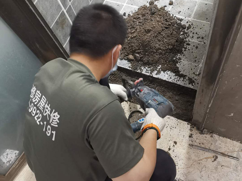 門檻石更換安裝：讓瓦工用切割機沿著大理石的邊口（縫隙）切割，然后用榔頭砸掉，再清除剩下的石材碎片就行了。當兩個空間（例如房間）地面所用的材料質地不同時，特別是兩種材料無法互相收口。利用門檻石分別給兩種材料收口（交圈）。這種交圈在施工中的許多地方、許多工種都廣泛運用。比如你說的廚房與外面的房間，由于廚房多數采用地磚，其他房間則不一定是地磚，可能是地板；而地磚鋪設到門邊時往往不是整數（模數）；假設地板也是垂直與門的，這樣在兩者之間放置一塊條形石材，既可以將地磚的拼縫遮擋住，也可以遮擋住地板的拼縫。兩種材料之間有一個過度。行話說：“交圈了”。