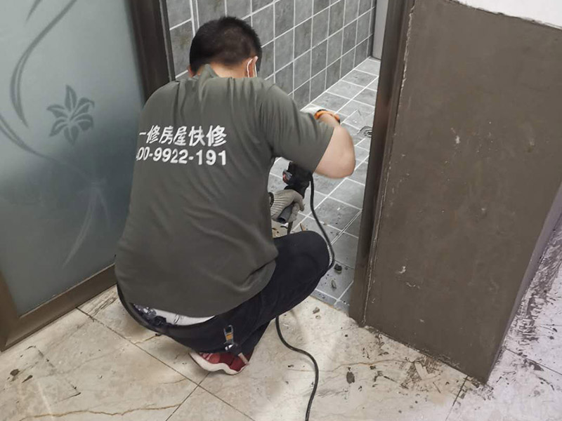 門檻石更換安裝：讓瓦工用切割機沿著大理石的邊口（縫隙）切割，然后用榔頭砸掉，再清除剩下的石材碎片就行了。當兩個空間（例如房間）地面所用的材料質地不同時，特別是兩種材料無法互相收口。利用門檻石分別給兩種材料收口（交圈）。這種交圈在施工中的許多地方、許多工種都廣泛運用。比如你說的廚房與外面的房間，由于廚房多數采用地磚，其他房間則不一定是地磚，可能是地板；而地磚鋪設到門邊時往往不是整數（模數）；假設地板也是垂直與門的，這樣在兩者之間放置一塊條形石材，既可以將地磚的拼縫遮擋住，也可以遮擋住地板的拼縫。兩種材料之間有一個過度。行話說：“交圈了”。