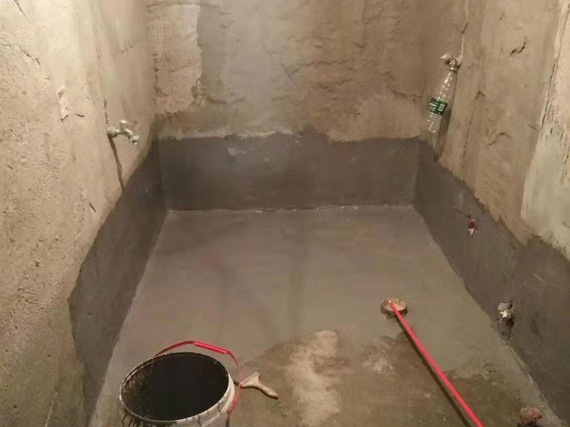 衛(wèi)生間刷防水：首先要進(jìn)行地面處理，確保地面干凈，沒有任何雜物污染，基層表面堅(jiān)實(shí)，無脫皮等現(xiàn)象，我們還要進(jìn)行地面找平，保證地面平整，沒有較大的缺陷和補(bǔ)痕。一般來說，衛(wèi)生間的防水要做到180厘米，非淋浴墻面防水不能低于35厘米。小編建議防水統(tǒng)一做到180厘米。刷涂料不僅要注意高度，還有注意涂刷的厚度，國家規(guī)定防水涂料要涂到1.5毫米厚。防水涂料是要刷兩遍，第二遍涂料是要等第一遍涂料干透之后才能開始刷。