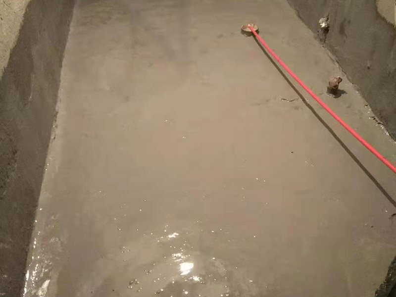 衛(wèi)生間刷防水：首先要進(jìn)行地面處理，確保地面干凈，沒有任何雜物污染，基層表面堅(jiān)實(shí)，無脫皮等現(xiàn)象，我們還要進(jìn)行地面找平，保證地面平整，沒有較大的缺陷和補(bǔ)痕。一般來說，衛(wèi)生間的防水要做到180厘米，非淋浴墻面防水不能低于35厘米。小編建議防水統(tǒng)一做到180厘米。刷涂料不僅要注意高度，還有注意涂刷的厚度，國家規(guī)定防水涂料要涂到1.5毫米厚。防水涂料是要刷兩遍，第二遍涂料是要等第一遍涂料干透之后才能開始刷。