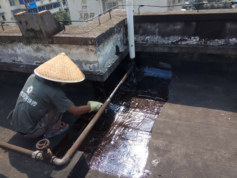 屋頂防水施工：首先，用水泥砂漿找平，同時做好防水層和保護(hù)層，然后，檢查基層處理并進(jìn)行清理，要求不能有任何雜質(zhì)，且屋面必須保持干燥，否則會直接影響防水效果，最后，根據(jù)當(dāng)天的施工量配置相應(yīng)的瀝青，并參照從高到低、從遠(yuǎn)到近的順序，開始鋪貼屋面防水卷材。