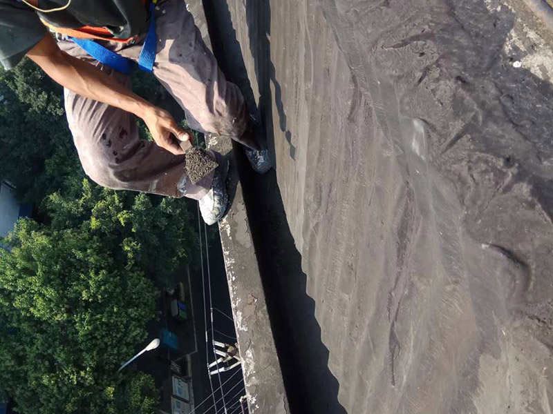 屋頂防水施工：首先，用水泥砂漿找平，同時做好防水層和保護(hù)層，然后，檢查基層處理并進(jìn)行清理，要求不能有任何雜質(zhì)，且屋面必須保持干燥，否則會直接影響防水效果，最后，根據(jù)當(dāng)天的施工量配置相應(yīng)的瀝青，并參照從高到低、從遠(yuǎn)到近的順序，開始鋪貼屋面防水卷材。