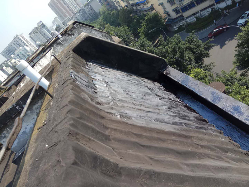屋頂防水施工：首先，用水泥砂漿找平，同時做好防水層和保護(hù)層，然后，檢查基層處理并進(jìn)行清理，要求不能有任何雜質(zhì)，且屋面必須保持干燥，否則會直接影響防水效果，最后，根據(jù)當(dāng)天的施工量配置相應(yīng)的瀝青，并參照從高到低、從遠(yuǎn)到近的順序，開始鋪貼屋面防水卷材。