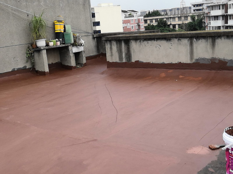 樓頂屋面防水涂刷：1．在干燥表基面上施工防水涂料前應先濕潤基du面至無明水為準，若基面潮濕但無明水可直接施工。2．按配比先將防水漿料乳液倒入拌料桶中，然后再將粉料倒入，充分攪拌至均勻、無料粒糊狀，靜置十分鐘后再攪拌一下，效果更佳。3．用毛刷或滾刷直接將膠漿涂刷在基面上，待第一層完全干透后（約2小時或手擦不粘為準），再涂刷第二遍，兩遍的涂刷方向應交錯。