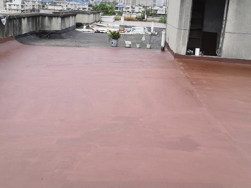 樓頂屋面防水涂刷：1．在干燥表基面上施工防水涂料前應先濕潤基du面至無明水為準，若基面潮濕但無明水可直接施工。2．按配比先將防水漿料乳液倒入拌料桶中，然后再將粉料倒入，充分攪拌至均勻、無料粒糊狀，靜置十分鐘后再攪拌一下，效果更佳。3．用毛刷或滾刷直接將膠漿涂刷在基面上，待第一層完全干透后（約2小時或手擦不粘為準），再涂刷第二遍，兩遍的涂刷方向應交錯。