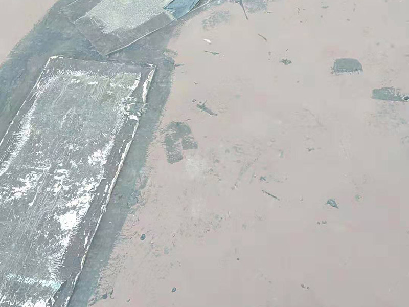 樓頂屋面防水涂刷：1．在干燥表基面上施工防水涂料前應先濕潤基du面至無明水為準，若基面潮濕但無明水可直接施工。2．按配比先將防水漿料乳液倒入拌料桶中，然后再將粉料倒入，充分攪拌至均勻、無料粒糊狀，靜置十分鐘后再攪拌一下，效果更佳。3．用毛刷或滾刷直接將膠漿涂刷在基面上，待第一層完全干透后（約2小時或手擦不粘為準），再涂刷第二遍，兩遍的涂刷方向應交錯。