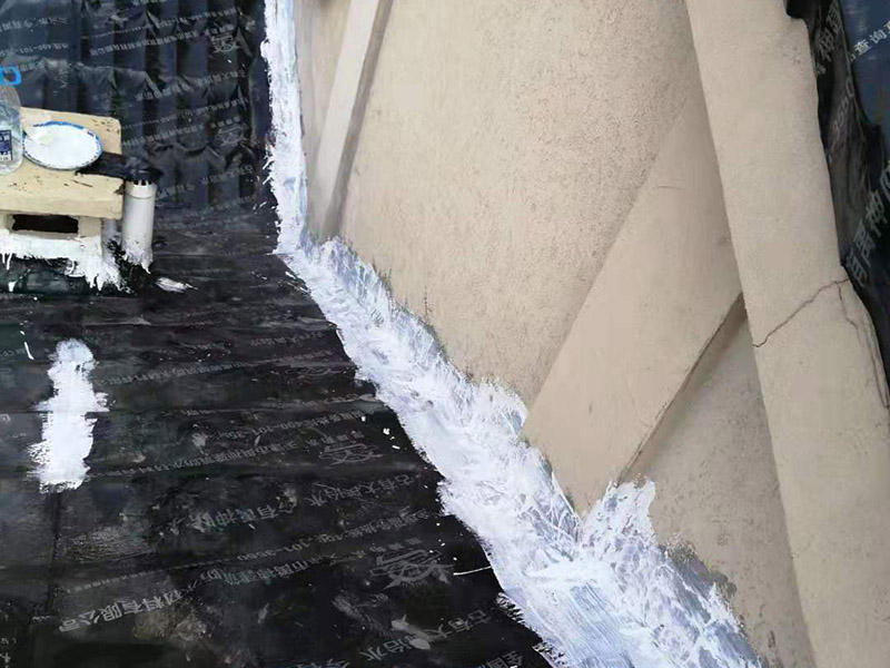 屋頂瓦房鋪防水卷材：1.可以在房子上面鋪上防雨布。2.最好是在瓦下面刷上防雨的材料，之后再鋪瓦。3.可以做防水吊頂。4.傳統(tǒng)的防水補(bǔ)漏。