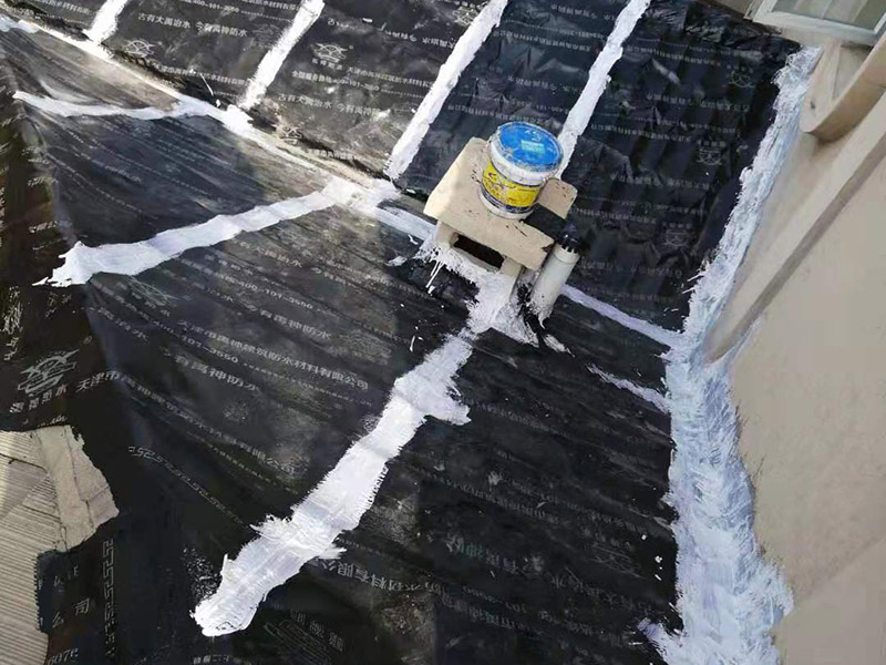 屋頂瓦房鋪防水卷材：1.可以在房子上面鋪上防雨布。2.最好是在瓦下面刷上防雨的材料，之后再鋪瓦。3.可以做防水吊頂。4.傳統(tǒng)的防水補(bǔ)漏。