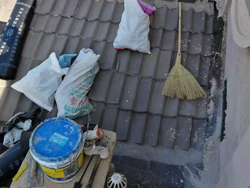 屋頂瓦房鋪防水卷材：1.可以在房子上面鋪上防雨布。2.最好是在瓦下面刷上防雨的材料，之后再鋪瓦。3.可以做防水吊頂。4.傳統(tǒng)的防水補(bǔ)漏。