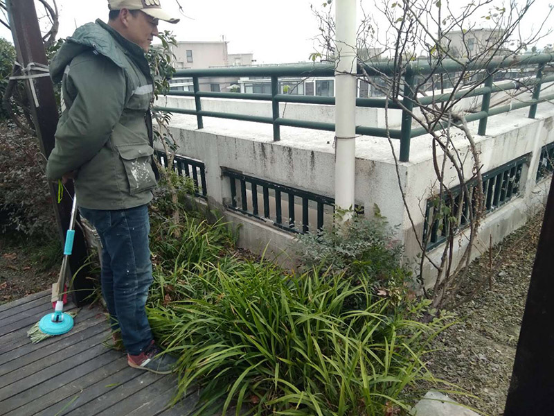 屋頂露臺看現場：如果防水師傅沒有檢驗基層，直接就刷防水涂料的話，那么基層比較差，后期肯定會發(fā)生滲漏問題的。當然，有的朋友會說，即便發(fā)生這種情況，后果也是該師傅來承擔的。但事實上，真的沒有人會希望發(fā)生問題，畢竟在出現問題之后，會給自己生活帶來很大的麻煩。