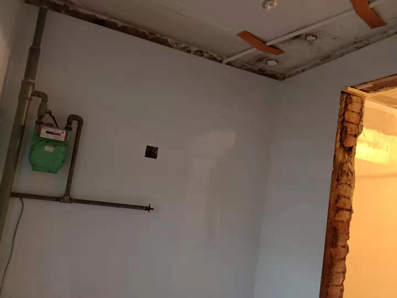 廚房墻面貼瓷磚：貼瓷片要bai根據(jù)墻面要du求，把整磚鋪貼到顯眼的地方，把切過的磚往一邊鋪貼。如果有腰線的話可以鋪貼的高度最好是超過灶臺的高度為佳。鋪貼可以鋪貼完一面墻后在進(jìn)行下個墻面，記住接口位置的拼接。最好能做到90度角，2瓷片碰接45度接口。 1、用細(xì)線拉出墻角的角度，最好每個墻角都90度。2、調(diào)好水泥漿或水泥砂漿。3、從底下橫著粘貼一排，每個磚的平整度很重要，4、連接墻角度的瓷磚接口是用收邊條還是用45度碰角。5,、一般粘貼高度為2.4米。