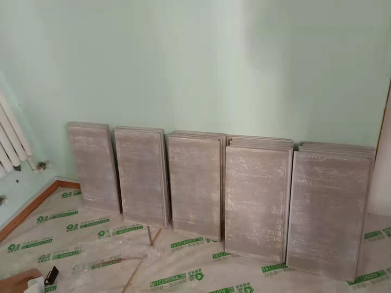 廚房貼瓷磚維修：貼磚之前你的用大盆將瓷磚浸泡12小時(shí)然后再拿到蔭涼出放置12小時(shí)；地面抄平完畢，做好地面防水及防水保護(hù)層。做好水電管線已安裝，并堵實(shí)抹平腳手眼和管洞等。臉盆架、鏡卡、管卡、水箱、煤氣等應(yīng)埋好防腐木磚，位置準(zhǔn)確。然后將殘存在基層的砂漿粉渣、灰塵、油污等清理干凈，并提前澆水濕潤(rùn)。 待底層灰六、七層干時(shí)，按圖紙要求，面磚規(guī)格及實(shí)際條件進(jìn)行排磚、彈線。刮平，隨抹隨自上而下粘貼面磚，要求砂漿飽滿，虧灰時(shí)，取下重貼，并隨時(shí)用靠尺檢查平整度，同時(shí)保證縫隙寬度一致貼完經(jīng)自檢無(wú)空鼓、不平、不直后，用棉紗擦干凈，用白水泥漿或拍干水泥擦縫，用布將縫內(nèi)的素漿擦勻，磚面擦干凈。