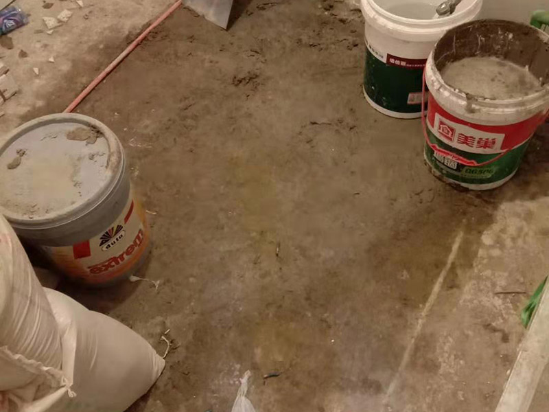 廚房貼瓷磚維修：貼磚之前你的用大盆將瓷磚浸泡12小時(shí)然后再拿到蔭涼出放置12小時(shí)；地面抄平完畢，做好地面防水及防水保護(hù)層。做好水電管線已安裝，并堵實(shí)抹平腳手眼和管洞等。臉盆架、鏡卡、管卡、水箱、煤氣等應(yīng)埋好防腐木磚，位置準(zhǔn)確。然后將殘存在基層的砂漿粉渣、灰塵、油污等清理干凈，并提前澆水濕潤(rùn)。 待底層灰六、七層干時(shí)，按圖紙要求，面磚規(guī)格及實(shí)際條件進(jìn)行排磚、彈線。刮平，隨抹隨自上而下粘貼面磚，要求砂漿飽滿，虧灰時(shí)，取下重貼，并隨時(shí)用靠尺檢查平整度，同時(shí)保證縫隙寬度一致貼完經(jīng)自檢無(wú)空鼓、不平、不直后，用棉紗擦干凈，用白水泥漿或拍干水泥擦縫，用布將縫內(nèi)的素漿擦勻，磚面擦干凈。