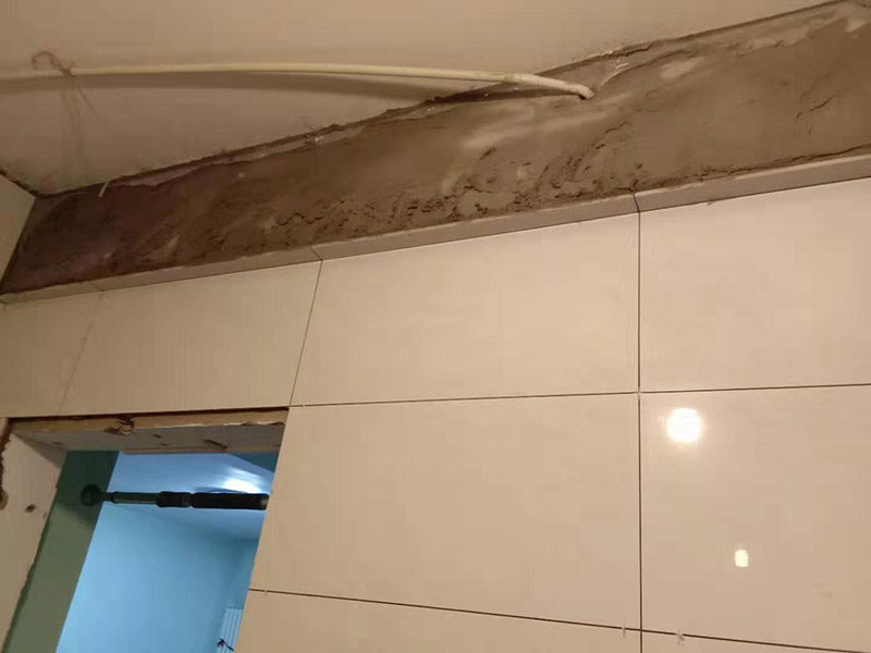 廚房貼瓷磚維修：貼磚之前你的用大盆將瓷磚浸泡12小時(shí)然后再拿到蔭涼出放置12小時(shí)；地面抄平完畢，做好地面防水及防水保護(hù)層。做好水電管線已安裝，并堵實(shí)抹平腳手眼和管洞等。臉盆架、鏡卡、管卡、水箱、煤氣等應(yīng)埋好防腐木磚，位置準(zhǔn)確。然后將殘存在基層的砂漿粉渣、灰塵、油污等清理干凈，并提前澆水濕潤(rùn)。 待底層灰六、七層干時(shí)，按圖紙要求，面磚規(guī)格及實(shí)際條件進(jìn)行排磚、彈線。刮平，隨抹隨自上而下粘貼面磚，要求砂漿飽滿，虧灰時(shí)，取下重貼，并隨時(shí)用靠尺檢查平整度，同時(shí)保證縫隙寬度一致貼完經(jīng)自檢無(wú)空鼓、不平、不直后，用棉紗擦干凈，用白水泥漿或拍干水泥擦縫，用布將縫內(nèi)的素漿擦勻，磚面擦干凈。
