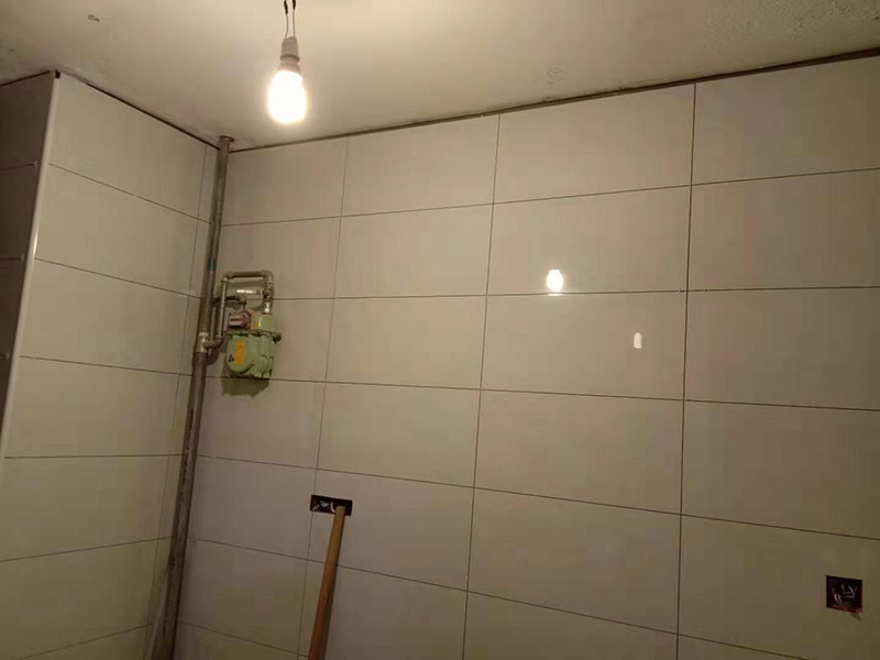 廚房貼瓷磚維修：貼磚之前你的用大盆將瓷磚浸泡12小時(shí)然后再拿到蔭涼出放置12小時(shí)；地面抄平完畢，做好地面防水及防水保護(hù)層。做好水電管線已安裝，并堵實(shí)抹平腳手眼和管洞等。臉盆架、鏡卡、管卡、水箱、煤氣等應(yīng)埋好防腐木磚，位置準(zhǔn)確。然后將殘存在基層的砂漿粉渣、灰塵、油污等清理干凈，并提前澆水濕潤(rùn)。 待底層灰六、七層干時(shí)，按圖紙要求，面磚規(guī)格及實(shí)際條件進(jìn)行排磚、彈線。刮平，隨抹隨自上而下粘貼面磚，要求砂漿飽滿，虧灰時(shí)，取下重貼，并隨時(shí)用靠尺檢查平整度，同時(shí)保證縫隙寬度一致貼完經(jīng)自檢無(wú)空鼓、不平、不直后，用棉紗擦干凈，用白水泥漿或拍干水泥擦縫，用布將縫內(nèi)的素漿擦勻，磚面擦干凈。