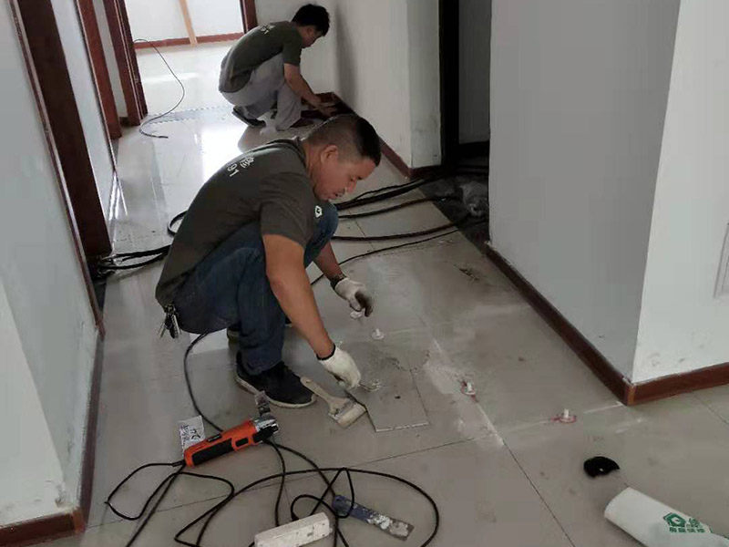 客廳走廊瓷磚空鼓維修：瓷磚的中間位置出現(xiàn)空鼓情況，這種情況就需要將這塊瓷磚撬下來重新鋪設了。具體要采取從瓷磚中間部分開砸，但是不能從中間直接砸，可以使用小型水鉆先開個孔，再使用工具慢慢的向四周蔓延的方式來撬開瓷磚，避免將周邊的額瓷磚損壞。