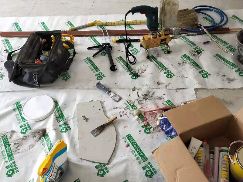 客廳走廊瓷磚空鼓維修：瓷磚的中間位置出現(xiàn)空鼓情況，這種情況就需要將這塊瓷磚撬下來重新鋪設了。具體要采取從瓷磚中間部分開砸，但是不能從中間直接砸，可以使用小型水鉆先開個孔，再使用工具慢慢的向四周蔓延的方式來撬開瓷磚，避免將周邊的額瓷磚損壞。
