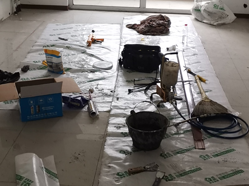 客廳走廊瓷磚空鼓維修：瓷磚的中間位置出現(xiàn)空鼓情況，這種情況就需要將這塊瓷磚撬下來重新鋪設了。具體要采取從瓷磚中間部分開砸，但是不能從中間直接砸，可以使用小型水鉆先開個孔，再使用工具慢慢的向四周蔓延的方式來撬開瓷磚，避免將周邊的額瓷磚損壞。