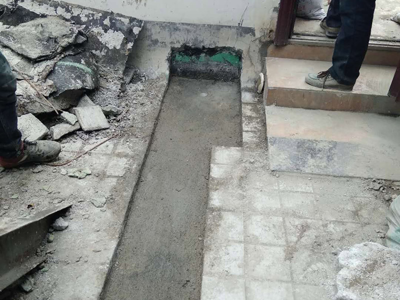 露臺(tái)花臺(tái)防水施工：是建議在干燥的地方施工，基面越干燥，產(chǎn)品才能滲透越深，如果基面里面都是水分，密度大，材料無法很好的滲透進(jìn)去。關(guān)于防水堵漏的原理，水的漏水源頭沒有堵住，水只會(huì)一直往墻體滲透，長(zhǎng)期存在墻體內(nèi)部，當(dāng)水份達(dá)到一定程度會(huì)從墻體其他地方滲漏出來。并無法解決根本的問題，只有在屋頂或者外墻外面噴防水劑，讓水無法滲透進(jìn)墻體直接流走才能徹底解決問題。