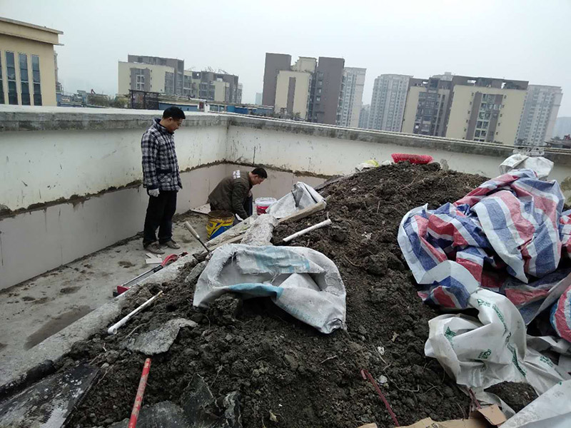 露臺(tái)花臺(tái)防水施工：是建議在干燥的地方施工，基面越干燥，產(chǎn)品才能滲透越深，如果基面里面都是水分，密度大，材料無法很好的滲透進(jìn)去。關(guān)于防水堵漏的原理，水的漏水源頭沒有堵住，水只會(huì)一直往墻體滲透，長(zhǎng)期存在墻體內(nèi)部，當(dāng)水份達(dá)到一定程度會(huì)從墻體其他地方滲漏出來。并無法解決根本的問題，只有在屋頂或者外墻外面噴防水劑，讓水無法滲透進(jìn)墻體直接流走才能徹底解決問題。