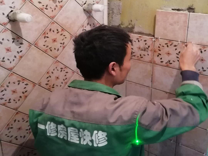 衛(wèi)生間花磚鋪貼：將水泥與少量建筑膠混合拌勻，做成粘貼劑。把粘貼劑用鏟刀鏟到地面刮平后將瓷磚鋪上，再用鏟刀壓實，這樣自上而下或自左而右的一排排粘貼即可。全部鋪完后，用白水泥漿美縫，把瓷磚間的間隙填實，這樣就完成了