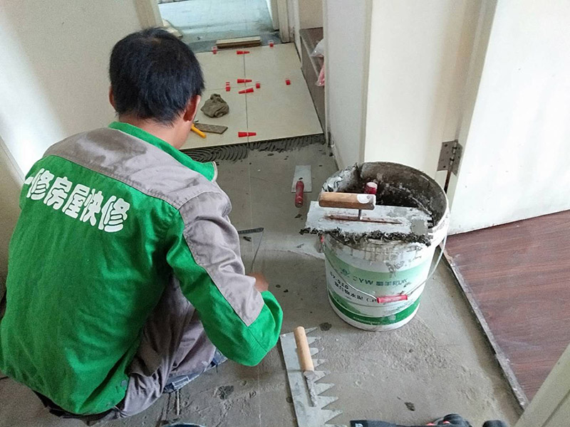 客廳瓷磚安裝： 1:瓷磚黏著劑這也叫干貼法,是一種新式的鋪裝輔料。和以往砂漿水泥濕貼不一樣的是,瓷磚不需預(yù)先浸水,基面不需打濕,只需地上平坦,其它條件較好就行。這種貼法瓷磚黏著度較高,比傳統(tǒng)的砂漿水泥作用要好,比照格外適用作業(yè)面小、環(huán)境較好的中小戶型家庭裝飾。 2:多彩填縫劑這個(gè)不是通常五顏六色水泥,通常用于留縫鋪裝的地上或墻面。其特色是顏色的固著力強(qiáng)、耐壓耐磨、不堿化、不縮短、不粉化。它的呈現(xiàn)改變了瓷磚縫隙水掉落黏著不牢的缺點(diǎn),并且使縫隙的顏色和瓷磚般配顯得共同協(xié)調(diào),相輔相成。