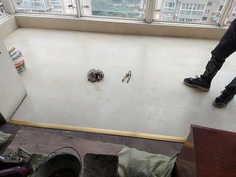 客廳瓷磚安裝： 1:瓷磚黏著劑這也叫干貼法,是一種新式的鋪裝輔料。和以往砂漿水泥濕貼不一樣的是,瓷磚不需預(yù)先浸水,基面不需打濕,只需地上平坦,其它條件較好就行。這種貼法瓷磚黏著度較高,比傳統(tǒng)的砂漿水泥作用要好,比照格外適用作業(yè)面小、環(huán)境較好的中小戶型家庭裝飾。 2:多彩填縫劑這個(gè)不是通常五顏六色水泥,通常用于留縫鋪裝的地上或墻面。其特色是顏色的固著力強(qiáng)、耐壓耐磨、不堿化、不縮短、不粉化。它的呈現(xiàn)改變了瓷磚縫隙水掉落黏著不牢的缺點(diǎn),并且使縫隙的顏色和瓷磚般配顯得共同協(xié)調(diào),相輔相成。