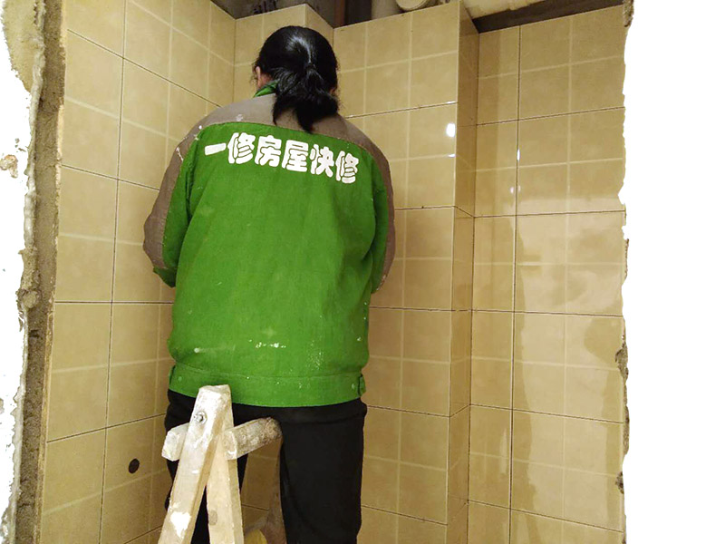 衛(wèi)生間貼磚施工：衛(wèi)生間墻磚的規(guī)格一定要與鋪貼面積協(xié)調(diào)衛(wèi)生間墻磚的規(guī)格不宜過(guò)大,規(guī)格過(guò)大的墻磚會(huì)給人一種不協(xié)調(diào)的感覺(jué),而小尺寸的墻磚裝飾效果則更好,在一定程度上可以增加衛(wèi)生間的空間感。在進(jìn)行衛(wèi)生間墻磚鋪貼之前一定要做好排磚方案鋪貼前一定要做排磚方案,盡量不要出現(xiàn)小于墻磚三分之一的窄列。確須切割,瓷磚經(jīng)過(guò)切割后以剩下大于三分之二的為宜。3、了解水電布線走向在鋪貼之前一定要記住墻面水管電線的走向,最好將電路、水路的走線圖保存好。而且一定要進(jìn)行一次閉水、閉電實(shí)驗(yàn),以免出現(xiàn)漏水、漏電的情況。