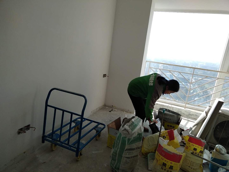 衛(wèi)生間貼磚施工：衛(wèi)生間墻磚的規(guī)格一定要與鋪貼面積協(xié)調(diào)衛(wèi)生間墻磚的規(guī)格不宜過(guò)大,規(guī)格過(guò)大的墻磚會(huì)給人一種不協(xié)調(diào)的感覺(jué),而小尺寸的墻磚裝飾效果則更好,在一定程度上可以增加衛(wèi)生間的空間感。在進(jìn)行衛(wèi)生間墻磚鋪貼之前一定要做好排磚方案鋪貼前一定要做排磚方案,盡量不要出現(xiàn)小于墻磚三分之一的窄列。確須切割,瓷磚經(jīng)過(guò)切割后以剩下大于三分之二的為宜。3、了解水電布線走向在鋪貼之前一定要記住墻面水管電線的走向,最好將電路、水路的走線圖保存好。而且一定要進(jìn)行一次閉水、閉電實(shí)驗(yàn),以免出現(xiàn)漏水、漏電的情況。