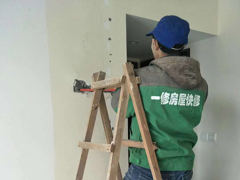 局部打孔安裝服務(wù)：實地測量，確定房間管道的分布、房間的高度、房間設(shè)施的位置及通風(fēng)窗的位置等。 1、天花板的預(yù)處理，確定吊頂?shù)陌惭b高度，中間夾層大于300mm，用水平管在四個墻角劃線，并用墨斗彈出水平線。 2、確定通風(fēng)窗的位置，在墻上用電錘打出直徑100mm的圓形孔。 3、電線預(yù)埋，照明線路為2條，取暖器的線路為5條，為了能保證正常使用，可多預(yù)埋1～2條。 4、水管、煤氣管等管道的處理，檢查是否有漏水、漏電現(xiàn)象。